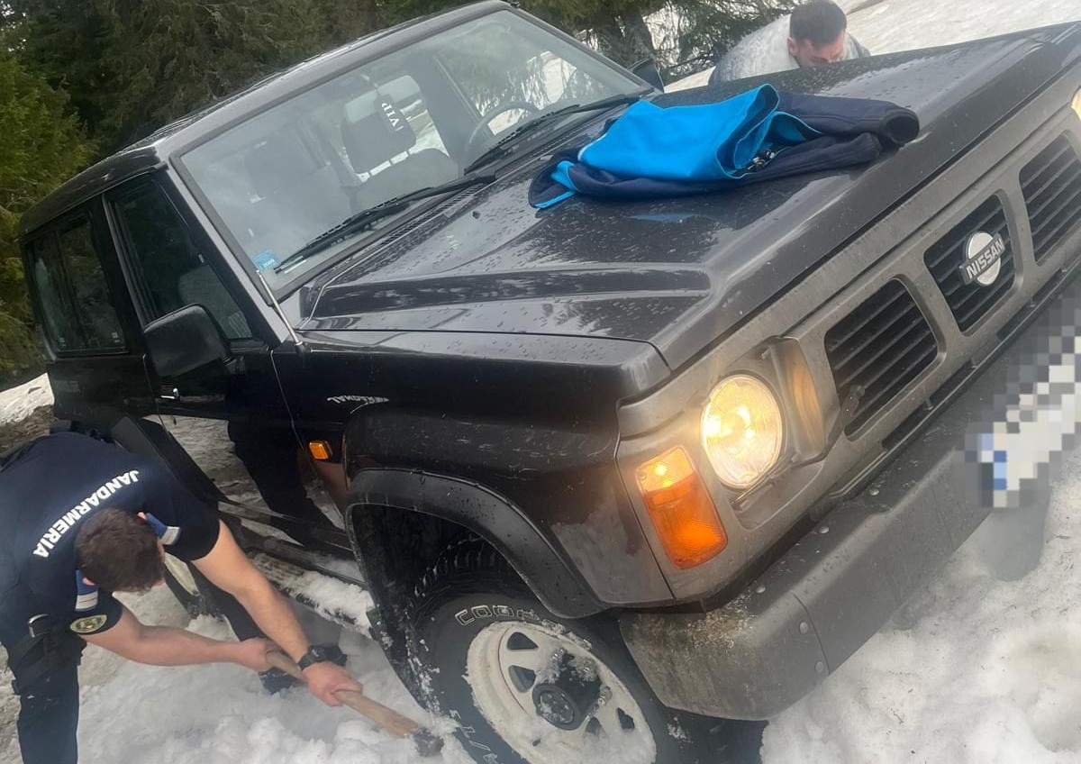  VIDEO Șapte turiști, blocați în zăpadă în zona Măguri-Răcătău. S-au aventurat într-o zonă forestieră