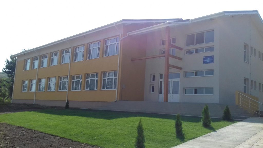  Un recidivist a furat două medalii din secretariatul școlii din Comarna