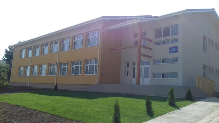 Un recidivist a furat două medalii din secretariatul școlii din Comarna