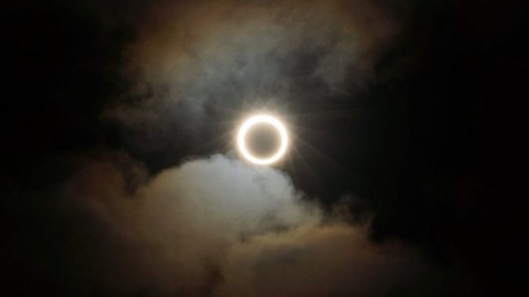 O astroloagă speriată de eclipsă şi-a ucis partenerul, şi-a aruncat cei doi copii din maşină, cel mai mic decedând. Femeia, găsită moartă în mașină