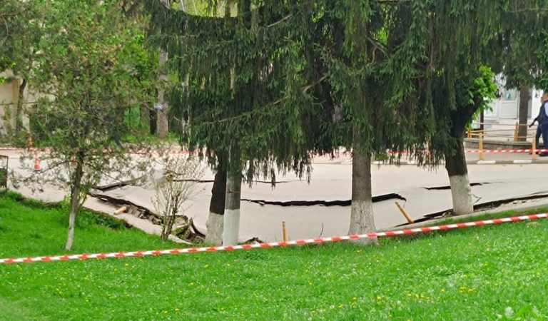 Stradă surpată în oraşul prahovean Slănic FOTO/VIDEO