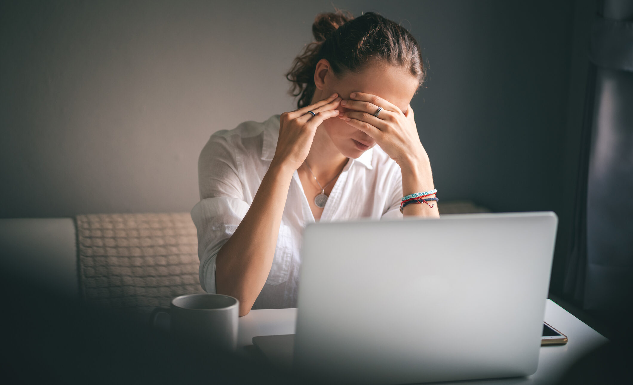 Depresia de sărbători nu este un mit: „Avea o familie fericită, dar în fiecare decembrie resimțea o tristețe profundă”. Explicațiile medicului Raluca Modoranu