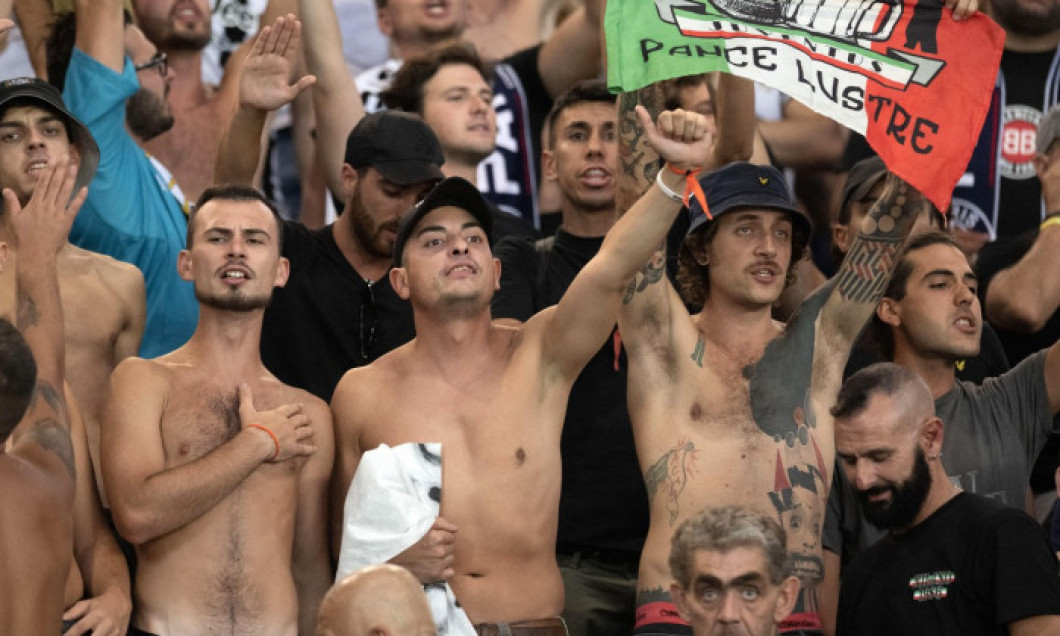 Doi suporteri ai FC Barcelona, arestaţi la Paris după saluturi naziste şi gesturi rasiste VIDEO