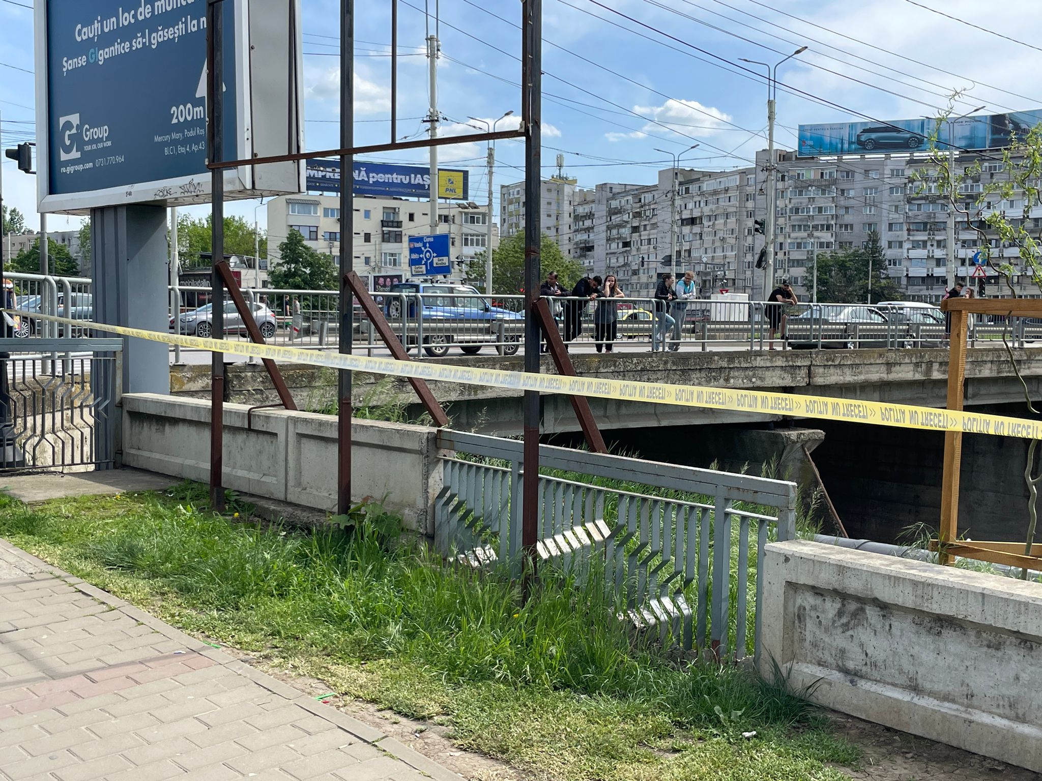 Tânăr de 28 de ani găsit spânzurat sub Podu Roș FOTO