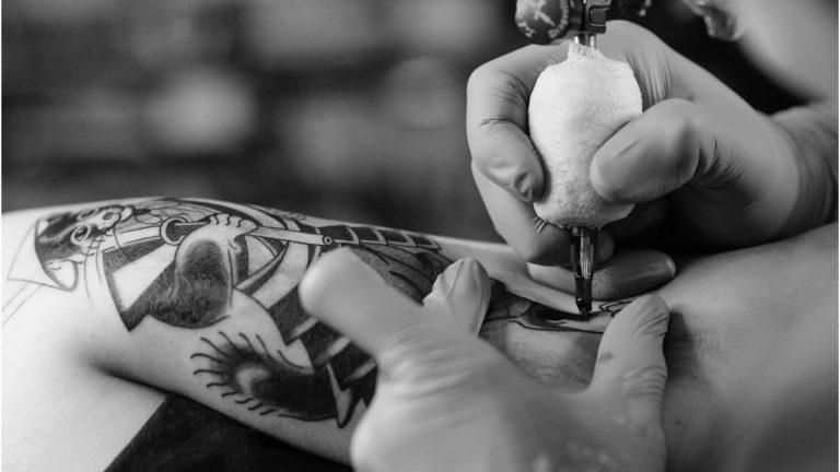 Un tânăr de 23 de ani care a băut șase energizante a murit în timp ce era tatuat VIDEO