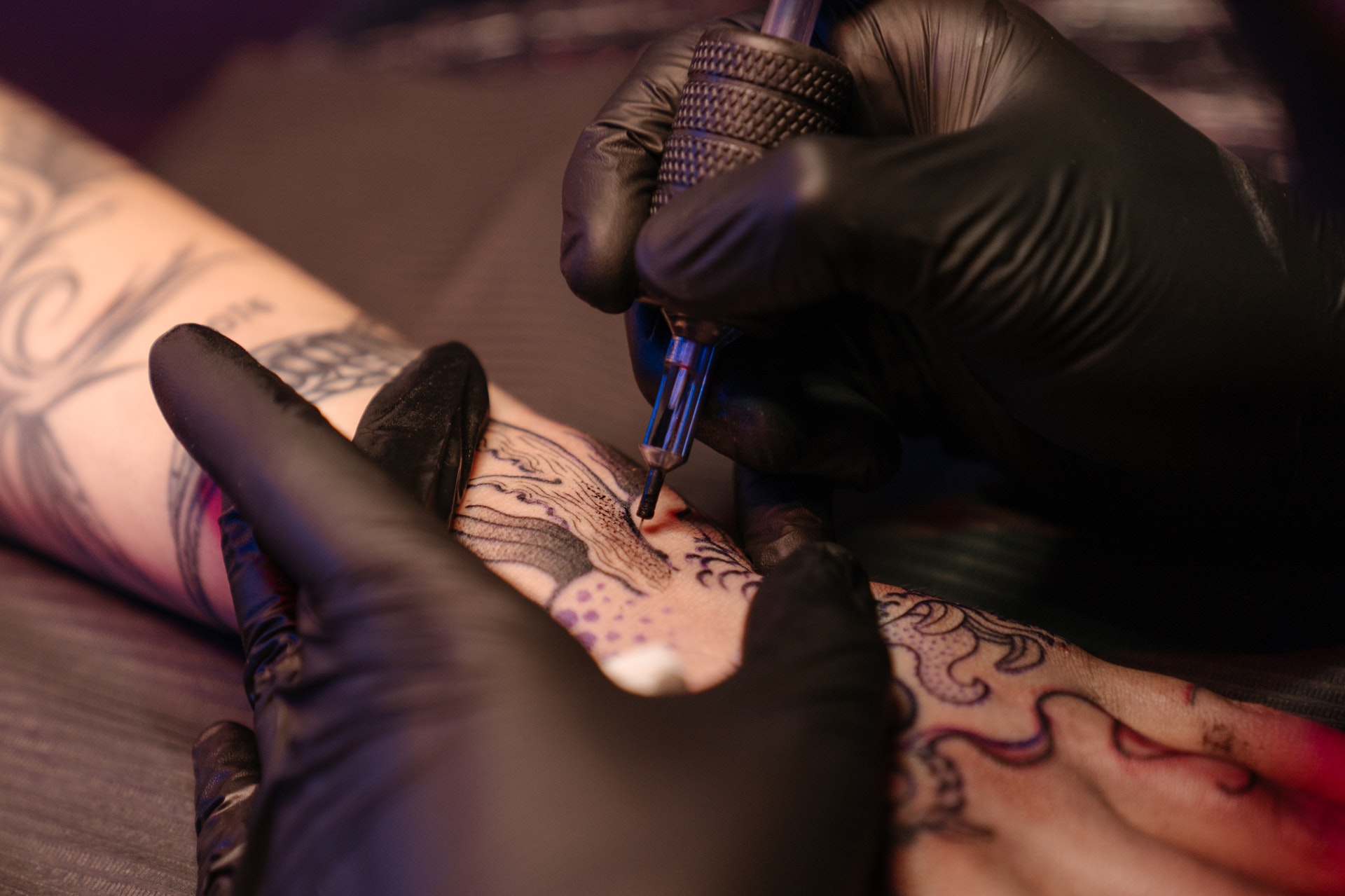 Timişoara: Tânăr de 23 de ani, mort într-un mall, la un salon de tatuaje