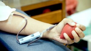 Numărul de donatori de sânge se menține la cota de avarie. Noroc cu stimulentul de 280 de lei