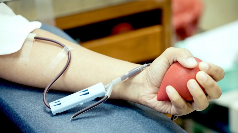 Numărul de donatori de sânge se menține la cota de avarie. Noroc cu stimulentul de 280 de lei