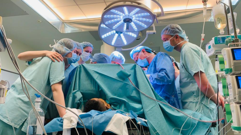 Un transplant-minune, ca un film de acțiune. Cum a fost salvată o viață la Iași cu un ficat adus cu TAROM-ul de la București?