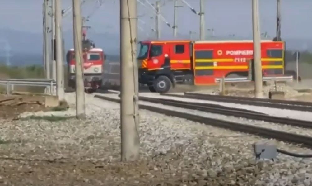  VIDEO – La un pas de tragedie. Cum scapă un echipaj de pompieri de întâlnirea cu trenul