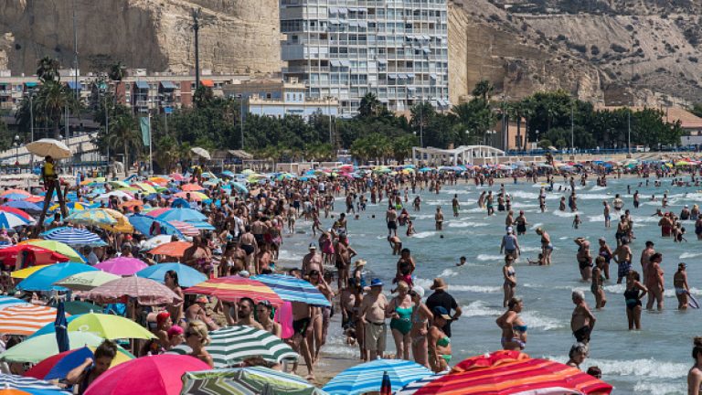 Spaniolilor a început să le „pută turiștii”. Furia împotriva vizitatorilor străini este în creștere