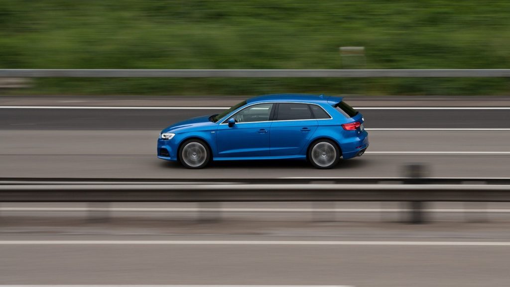  Tânăr surprins la volanul unei mașini în timp ce încerca să-și ia „zborul”: 235 km/h