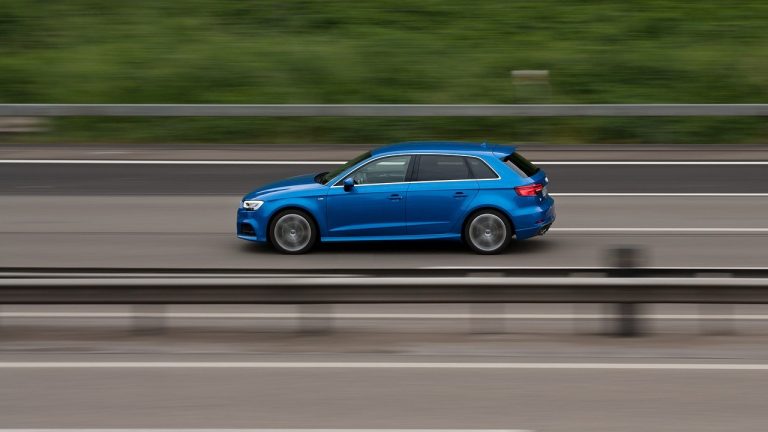 Tânăr surprins la volanul unei mașini în timp ce încerca să-și ia „zborul”: 235 km/h
