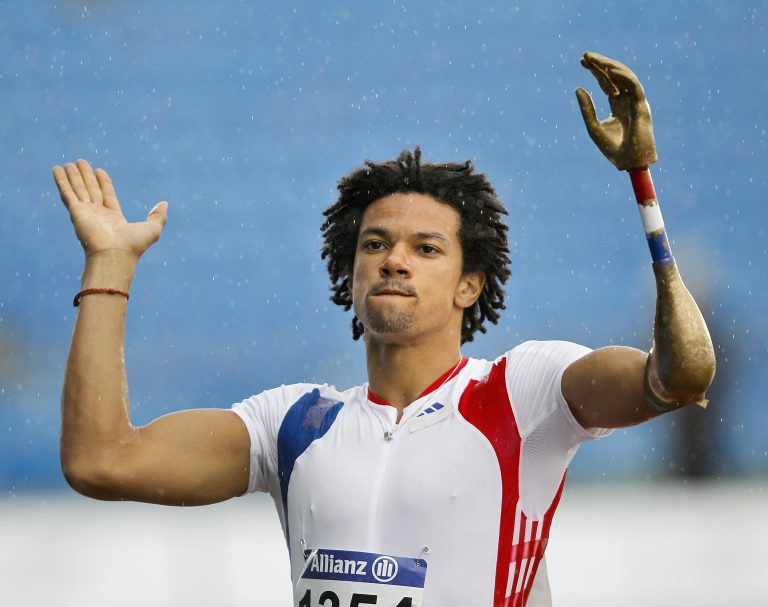 Flacăra olimpică va fi purtată pe treptele Festivalului de Film de la Cannes de atletul paralimpic Arnaud Assoumani