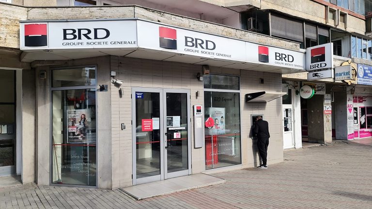 Ieșean păcălit de o firmă italiană ce voia să-i vândă un Mercedes cu 11.000 euro. Instanța: BRD i-a ajutat pe escroci