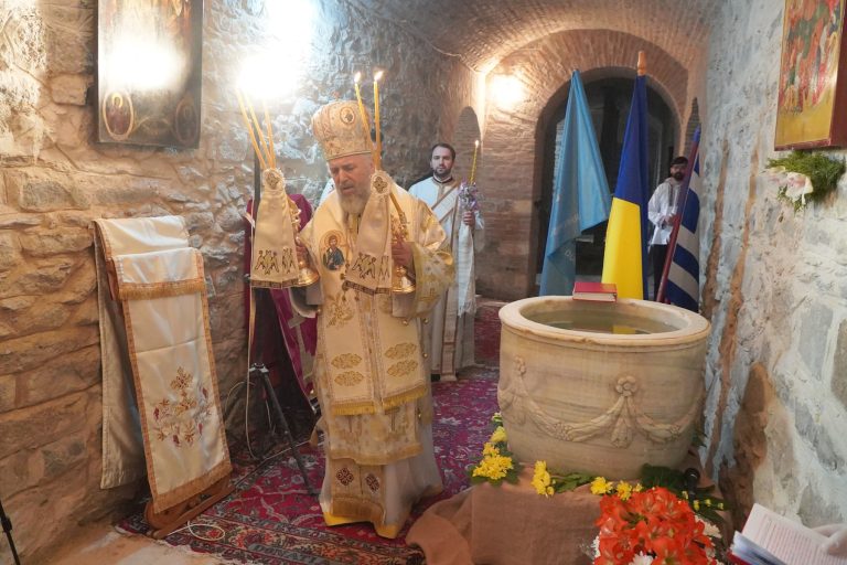 Biserica din Rmânia unde apa sfințită este păzită peste noapte de jandarmi, în catacombe. „Ne vindecă. Sunt minuni”