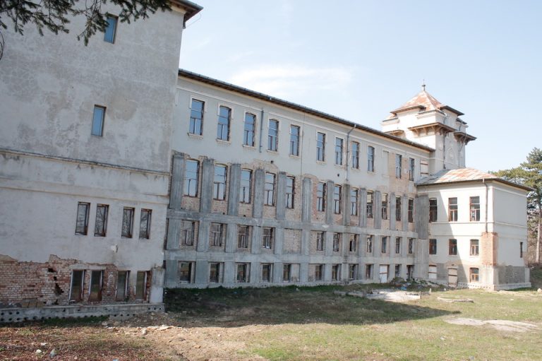 S-a semnat contractul: reabilitarea Colegiului Pedagogic va dura trei ani. Ce mai are în palmares constructorul?