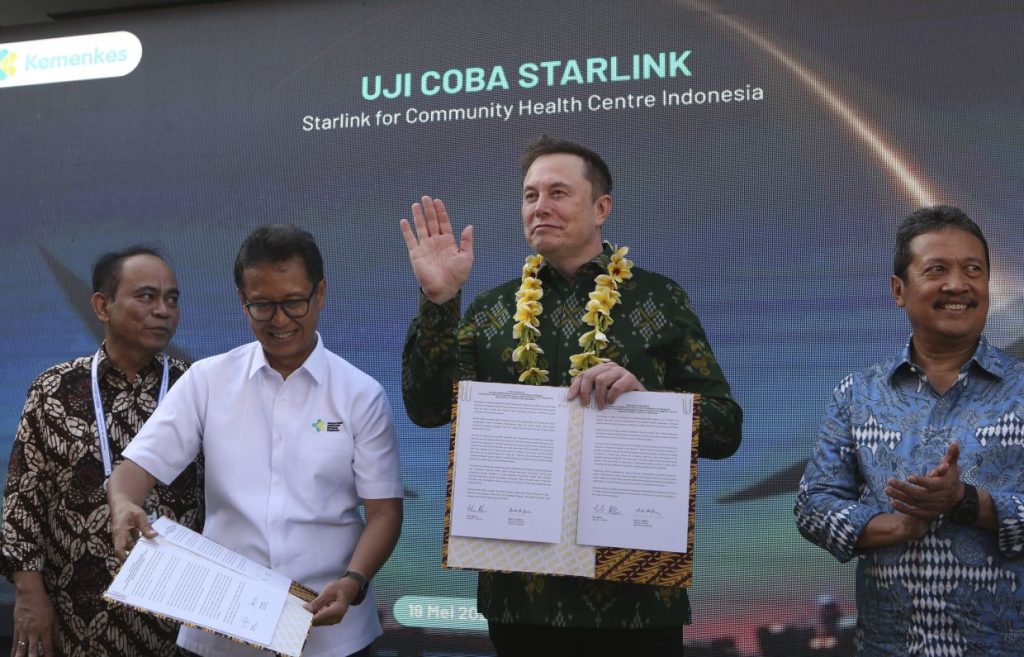 Elon Musk şi ministrul indonezian al sănătăţii au lansat serviciul de internet prin sateliţi Starlink pentru sectorul sănătăţii