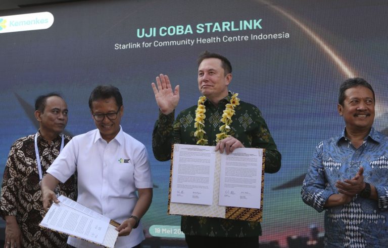 Elon Musk şi ministrul indonezian al sănătăţii au lansat serviciul de internet prin sateliţi Starlink pentru sectorul sănătăţii