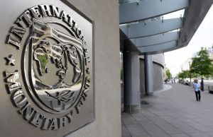FMI avertizează: tensiunile comerciale continuă să afecteze perspectivele economice globale, în pofida unui uşor reviriment
