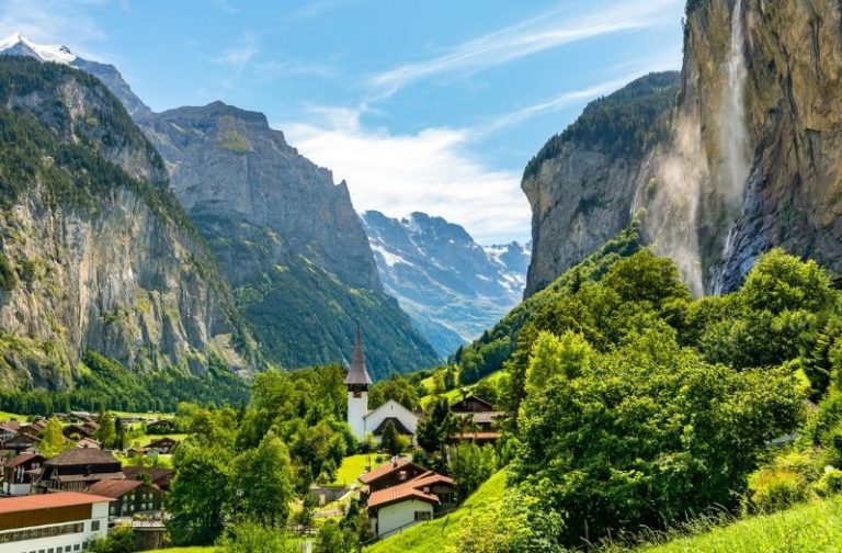 După modelul Veneției, un oraș dintr-o zonă montană a Elveției anunță că va lua măsuri împotriva supraturismului