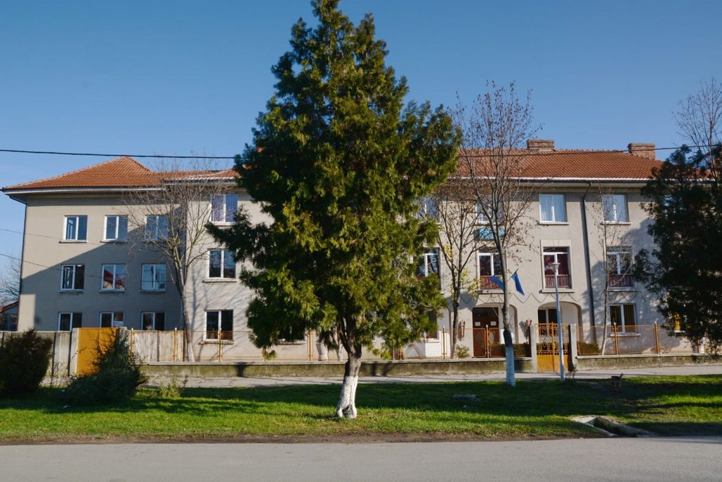  Bătaie între un băiat și o fată în fața unui liceu din județul Timiș
