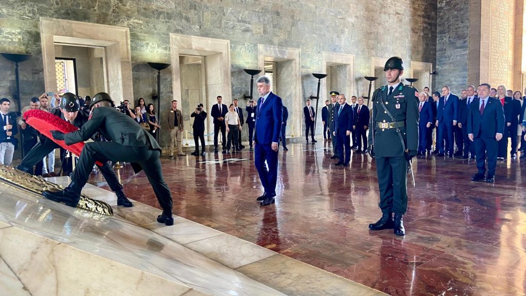 Marcel Ciolacu a depus o coroană de flori la Mausoleul dedicat lui Mustafa Kemal Ataturk de la Ankara