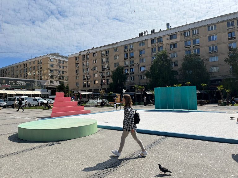 A început Romanian Creative Week 2024, premierele primei săptămâni: Mircea Cantor va prezenta celebra geantă Dior la Iași.  Zeci de expoziții, concerte și spectacole de teatru și de dans