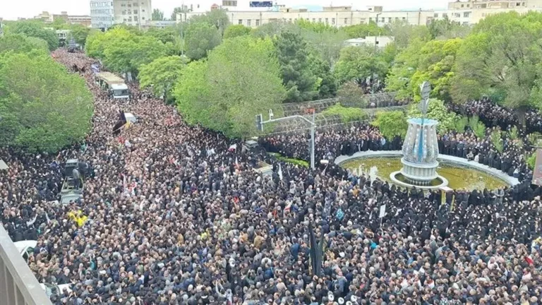 VIDEO Zeci de mii de iranieni s-au adunat la Teheran pentru funeraliile fostului președinte Raisi