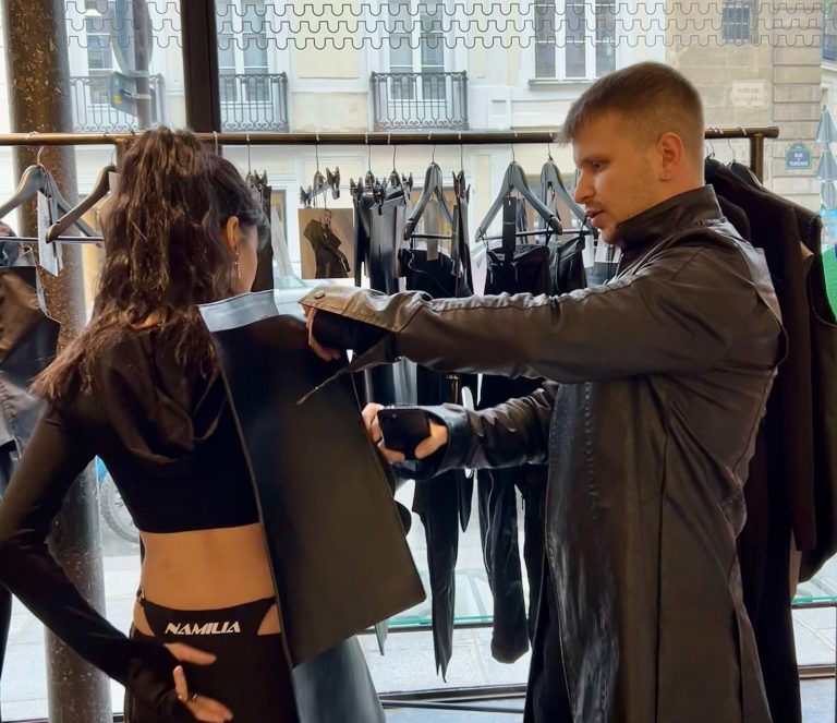 Povestea militarului expert în inginerie aerospațială, cu misiuni în Ucraina, care a devenit designer și își prezintă colecțiile la Paris, Milano și pe catwalkul Romanian Fashion Week