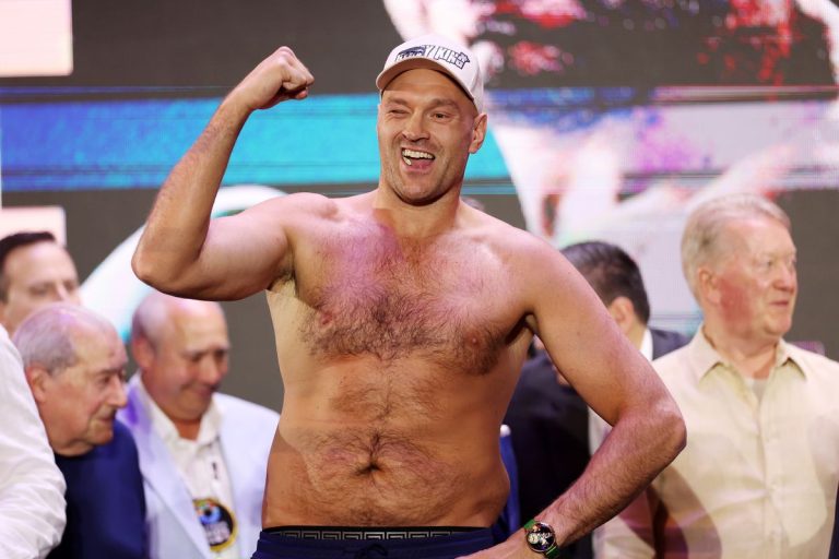 Tyson Fury lasă să înţeleagă că arbitrii i-au dat victoria lui Usyk din cauza războiului din Ucraina