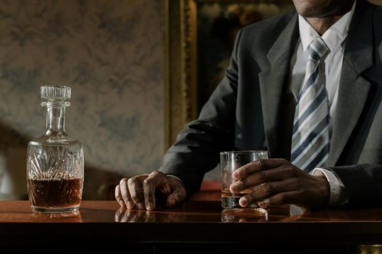 Cum poți face whisky la tine acasă? Care sunt cele 5 ingrediente de care ai nevoie?