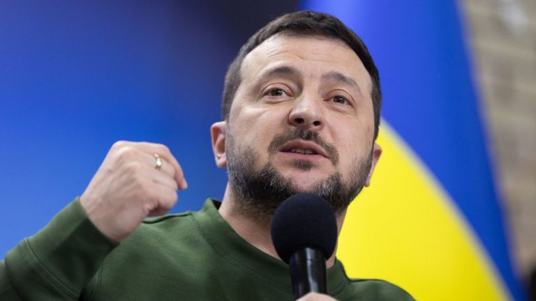 Zelenski îşi amână călătoriile în străinătate, din cauza situaţiei tensionate de pe front
