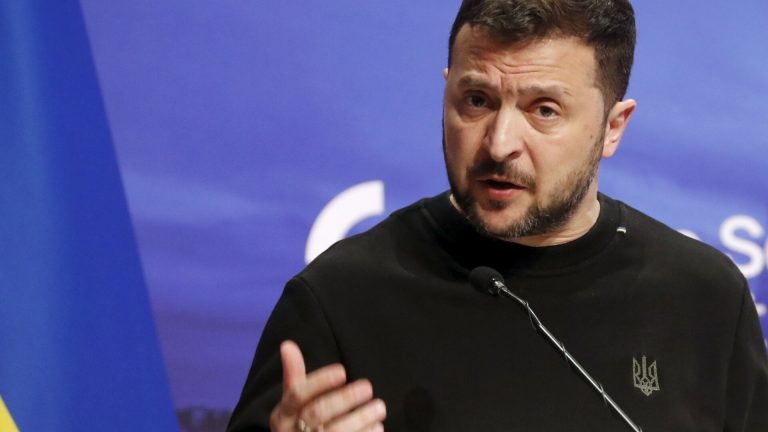 Zelenski, critic la adresa lui Biden într-un interviu pentru The Guardian: Trupele ruse râd de Ucraina şi merg la vânătoare de oameni