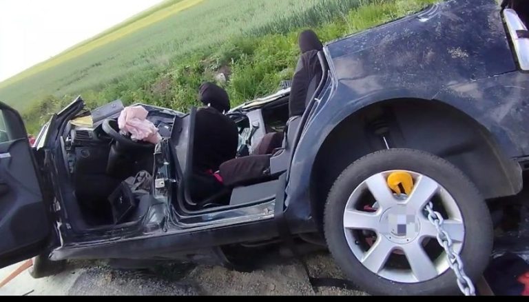 Argeş: Un mort şi doi răniţi după ce două autoturisme s-au ciocnit violent, pe un drum judeţean