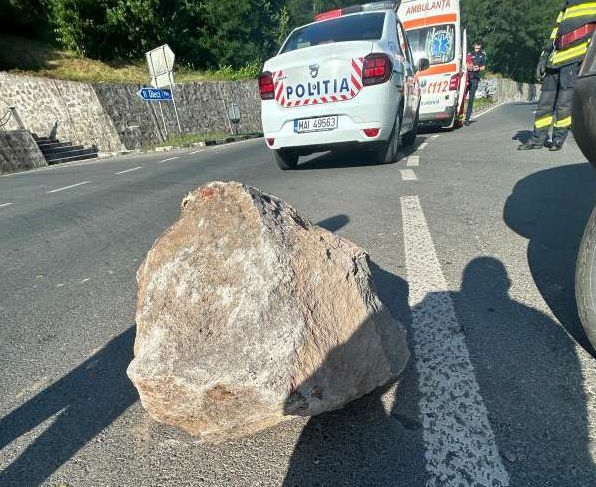 Arad: Lider al tinerilor din PNL, rănit grav după ce un bolovan a căzut pe maşina sa