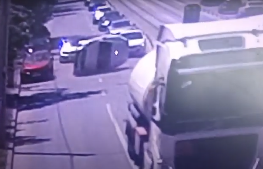  VIDEO Momentul accidentului din CUG cu mașina ajunsă pe o parte