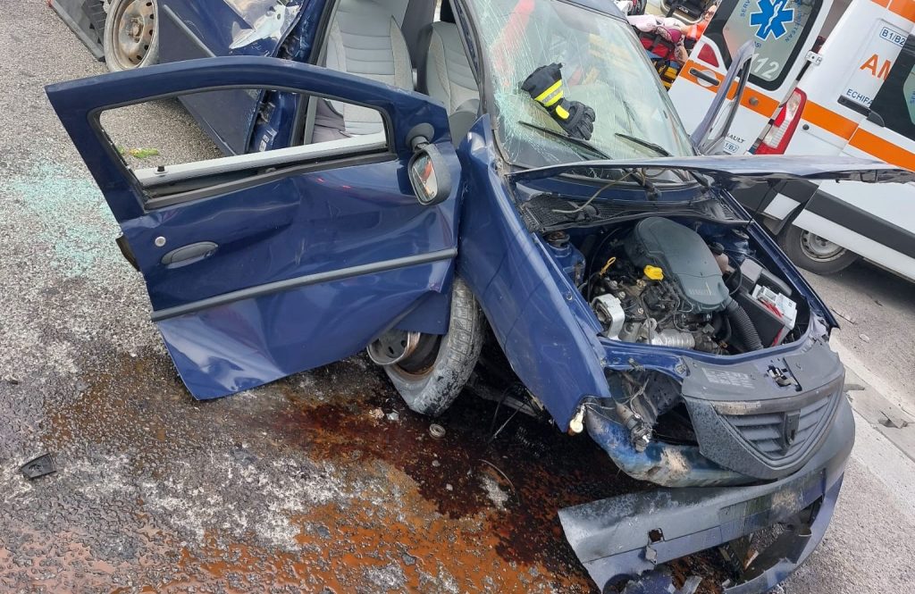  FOTO O șoferiță a murit după ce a intrat cu mașina într-un cap de pod la Deleni