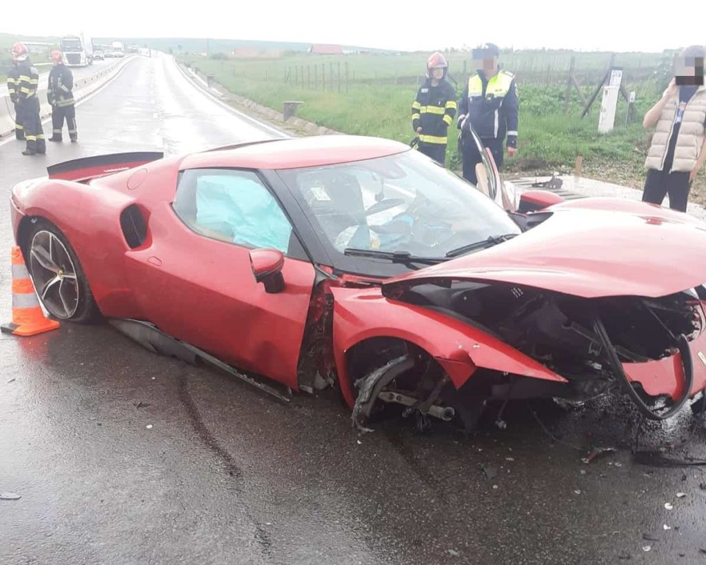  FOTO Ferrari făcut praf în Cluj. Era condusă de un interlop local