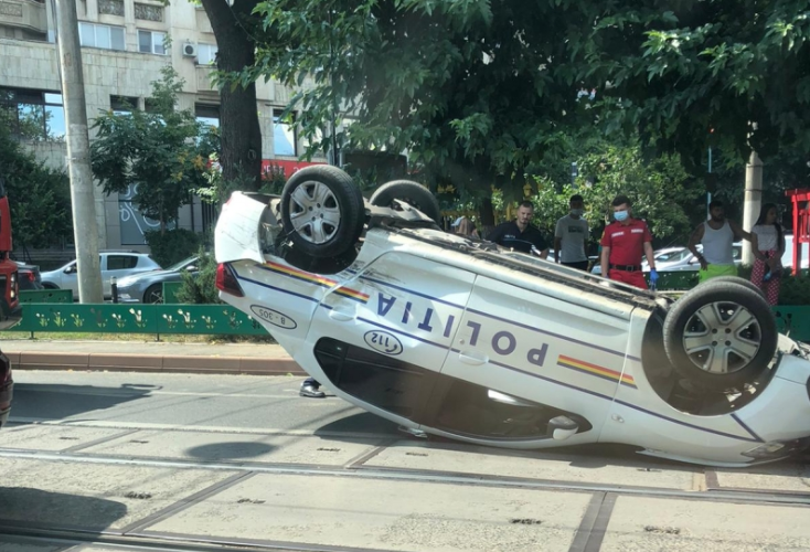 Mașină de poliție răsturnată cu roțile în sus de o pensionară de 68 de ani