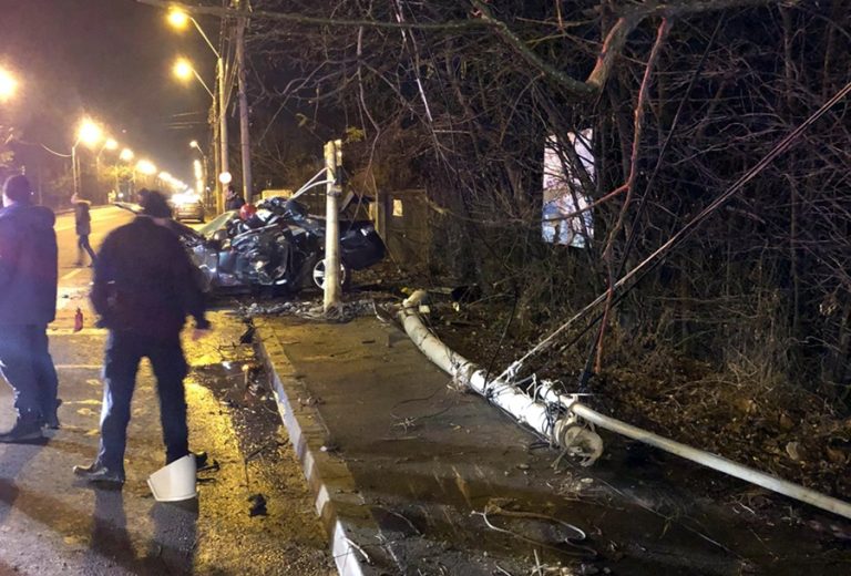 Un șofer a făcut înfarct la volan și a intrat cu mașina într-un stâlp, în zona Galata