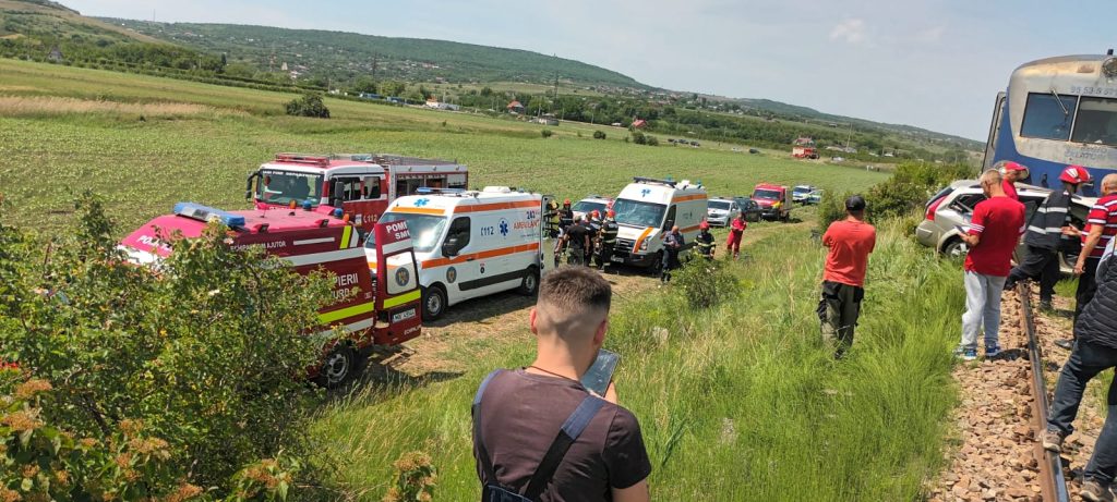  FOTO Mașină lovită de tren lângă Hârlău. Sunt două victime și a fost trimis elicopterul SMURD