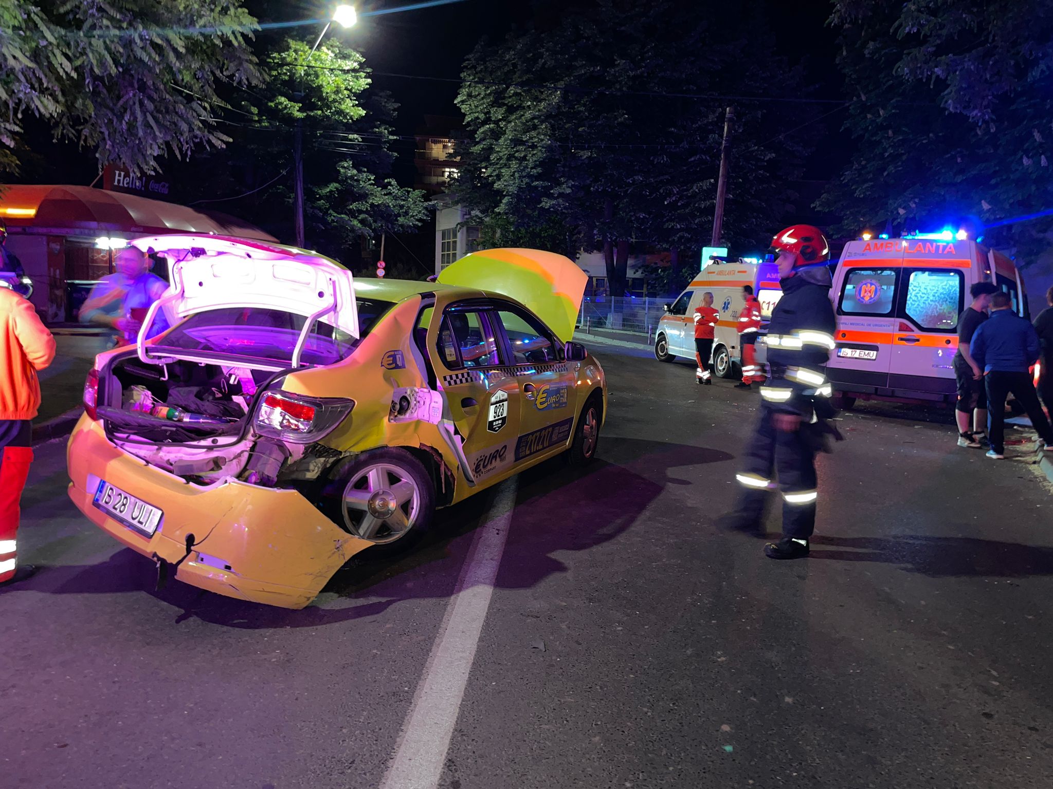 Un taxi a fost izbit de un autoturism, în Copou: două persoane au fost rănite