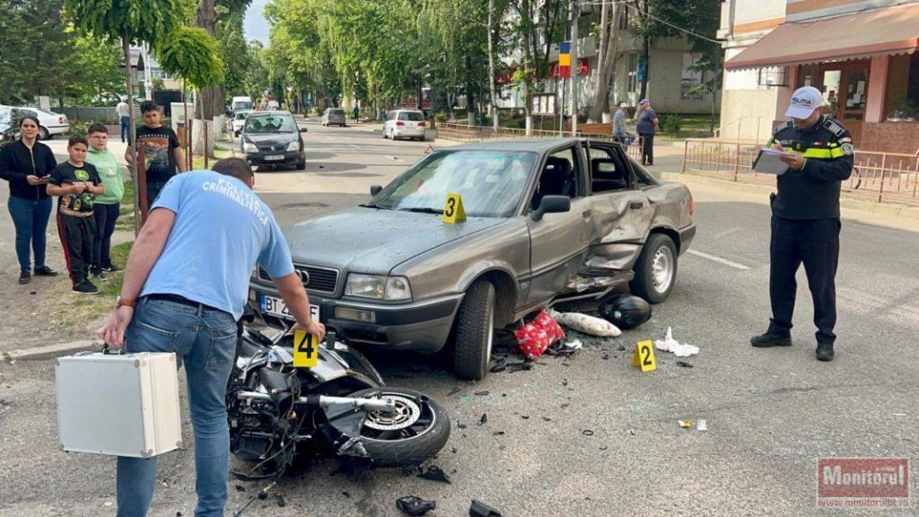  Un motociclist care circula cu viteză s-a izbit de un autoturism care vira la stânga și a ajuns sub mașină