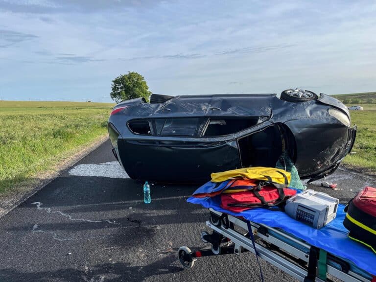 Autoturism răsturnat în urma unui impact dur: patru persoane au ajuns la spital