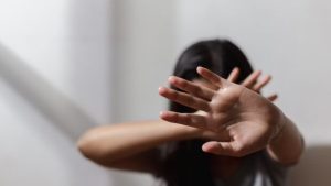 Un adolescent de 17 ani şi-a bătut fosta prietenă, pe stradă. Motivul agresiunii, gelozia