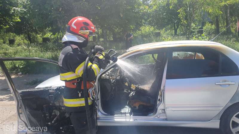  Suceava: Bărbat găsit mort într-o maşină care a ars într-o parcare