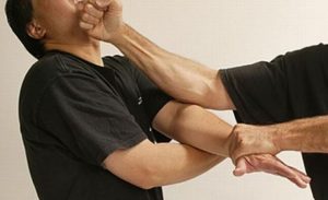 Mama, tata și copilul, bătuți măr în propria casă, în Miroslava