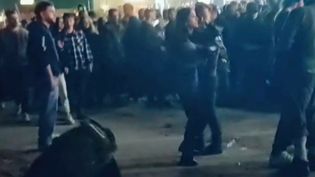 VIDEO Bătaie între zeci de tineri la Vama Veche. A intervenit Poliția