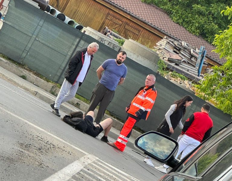 Biciclist, lovit de o mașină pe o stradă din municipiul Iași - FOTO